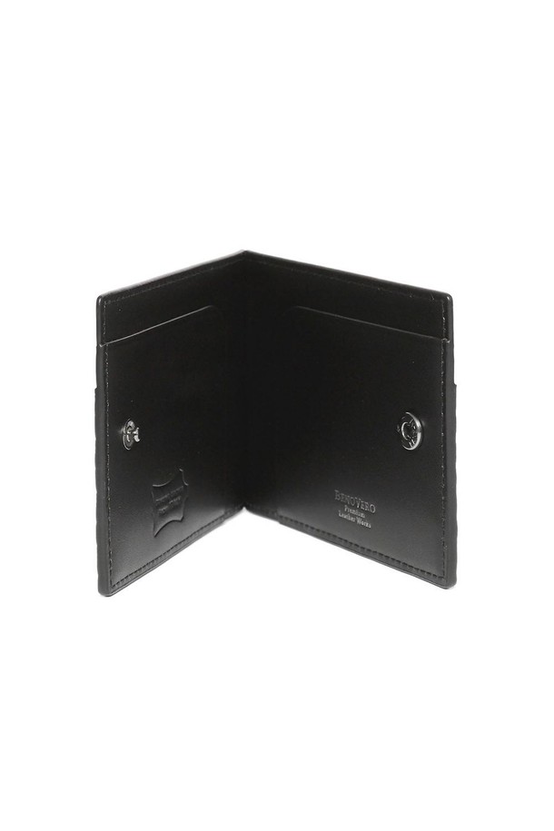 SHARP MESH(샤프 메쉬) 카드지갑 블랙은 천연 가죽 소재의 미니멀한 카드지갑입니다. 메쉬 패턴과 스냅 버튼 디자인이 특징이며, 시크하고 클래식한 스타일을 연출합니다. 내부에는 카드 슬롯 2개와 지폐칸 1개가 있어 수납력을 높였으며, 유럽 전통 방식으로 30년 경력의 가죽공방에서 배타바리 제작되었습니다. 데이트룩, 쇼핑룩, 모임룩 등 다양한 TPO에 활용 가능하며, 케이스와 더스트백이 함께 제공됩니다. 사각 형태의 블랙 컬러 카드지갑으로, 소지품을 스타일리시하게 보관할 수 있습니다.
