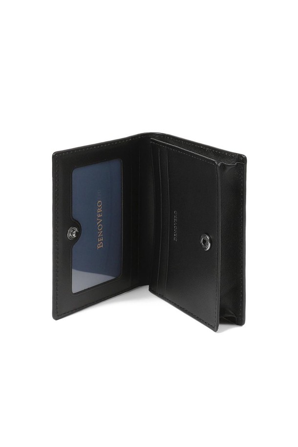 세련된 블랙 컬러의 소가죽 명함지갑입니다. 클래식하고 미니멀한 디자인으로 오피스룩, 비즈니스 캐주얼 등 다양한 TPO에 잘 어울립니다. 콤팩트한 스몰 사이즈에 스냅형 잠금 방식으로, 카드 수납칸 5개, 필름칸 1개, 지폐 및 명함 수납이 가능하여 실용적입니다. 배타바리 공법으로 제작되어 내구성이 뛰어나며, 케이스와 더스트백이 함께 제공됩니다. 시크한 스타일을 선호하는 분들께 추천합니다.
