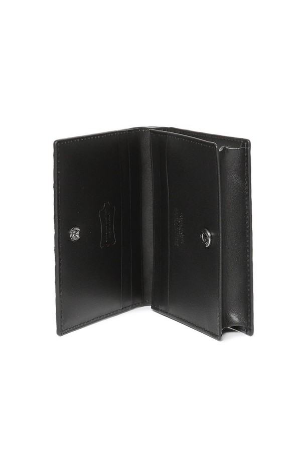 SHARP MESH (샤프 메쉬) 명함지갑 블랙은 부드러운 가죽 소재로 제작된 미니멀한 명함지갑입니다. 메쉬 패턴과 스냅 버튼 디자인이 특징이며, 클래식하고 시크한 스타일을 연출합니다. 내부에는 6개의 카드 수납칸이 있어 실용적이며, 컴팩트한 사이즈로 휴대성이 뛰어납니다. 오피스룩, 비즈니스 캐주얼, 모임룩 등 다양한 TPO에 잘 어울리며, 케이스와 더스트백이 함께 제공됩니다. 얇은 두께감으로 간편하게 소지할 수 있습니다.
