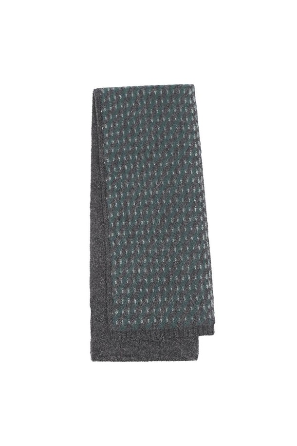 캐시미어 100% 쁘띠 터널홀 사선 스트라이프 머플러 그린은 가을, 겨울 시즌에 어울리는 머플러입니다. 부드러운 촉감의 캐시미어 소재로 제작되어 포근하고 고급스러운 착용감을 선사합니다. 그린과 네이비 컬러의 조화가 세련된 사선 스트라이프 패턴으로 디자인되었으며, 터널홀 디테일이 포인트를 더합니다. 클래식, 캐주얼, 미니멀 등 다양한 스타일 연출이 가능하며, 겨울 데일리룩, 산책룩, 모임룩에 활용하기 좋습니다.
