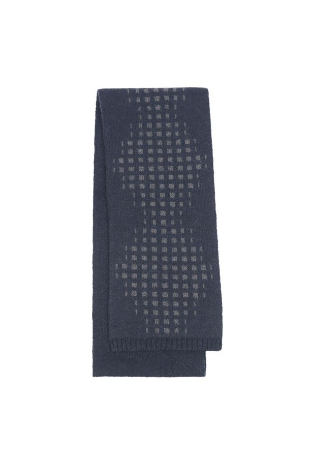 네이비 컬러의 캐시미어 100% 쁘띠 터널홀 도트웨이브 머플러입니다. 가을과 겨울, 쌀쌀한 날씨에 따뜻함과 스타일을 동시에 선사합니다. 부드러운 촉감과 고급스러운 분위기를 연출하며, 클래식과 캐주얼 스타일 모두에 잘 어울립니다. 톤 다운된 네이비 컬러에 도트 및 체크 패턴이 은은하게 조화를 이루어, 겨울 데일리룩, 산책룩, 카페룩 등 다양한 TPO에 활용하기 좋습니다. 터널홀 디자인으로 착용 편의성을 높였습니다.
