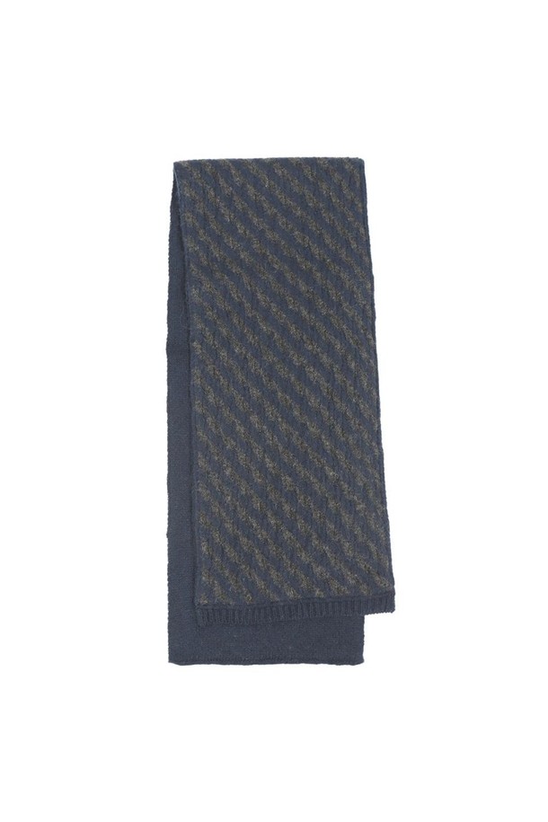 부드러운 캐시미어 100% 소재의 네이비 컬러 쁘띠 터널홀 머플러입니다. 겨울철 데일리룩에 클래식하고 캐주얼한 무드를 더해주는 아이템으로, 사선 스트라이프 패턴과 입체적인 조직감이 특징입니다. 터틀넥 디자인으로 목을 따뜻하게 감싸주어 보온성을 높였습니다. 미니멀한 스타일을 선호하는 분들께 추천하며, 네이비, 민트, 레드의 세 가지 색상으로 만나보실 수 있습니다.
