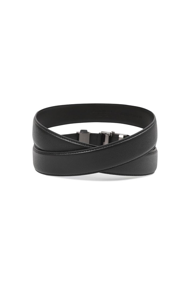 더비엠보 흑유광 흑사틴 자동 벨트 BLACK는 남성용 벨트로, 미니멀하고 모던한 스타일을 추구하는 분들을 위한 제품입니다. 소가죽과 인조가죽을 혼합하여 제작되었으며, 엠보 패턴과 유광 마감으로 세련된 외관을 자랑합니다. 자동 여밈 방식과 버클 디자인으로 편리함과 심미성을 동시에 잡았으며, 사이즈 조절 기능을 통해 편안한 착용감을 제공합니다. 스크래치 방지, 방수 기능, 니켈 프리 처리로 실용성을 높여 출근룩, 비즈니스 캐주얼, 오피스룩 등 다양한 TPO에 활용하기 좋습니다.
