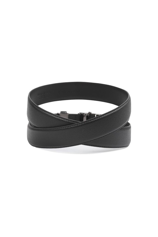 더비엠보 소가죽 빅체크 자동 벨트 BLACK는 남성용 벨트로, 클래식한 스타일을 추구하는 분들을 위한 제품입니다. 엠보 가공 처리된 소가죽과 스크래치 방지 기능으로 내구성을 높였으며, 오염 방지 및 방수 기능으로 관리가 용이합니다. 자동 버클 방식과 사이즈 조절 기능으로 편안하게 착용할 수 있으며, 니켈 프리 도금으로 마감하여 고급스러움을 더했습니다. 출근룩, 비즈니스 캐주얼, 오피스룩 등 다양한 TPO에 활용 가능하며, 미니멀하고 시크한 스타일을 연출할 수 있는 아이템입니다.
