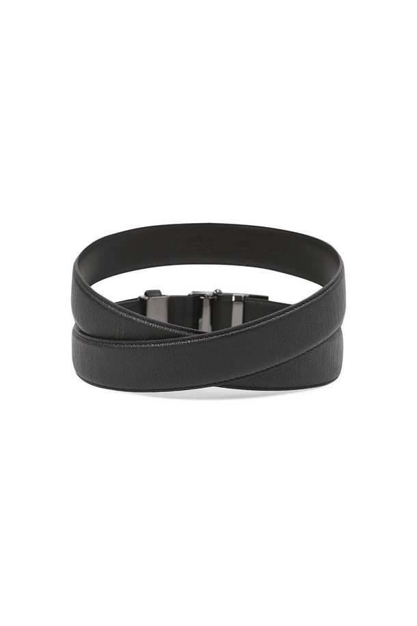 더비엠보 소가죽 체크 스퀘어 자동 벨트 BLACK는 남성용 벨트로, 클래식하고 미니멀, 시크한 스타일을 연출합니다. 소가죽과 인조가죽 소재에 엠보싱 처리하여 스크래치 방지, 방수, 오염 방지 기능을 갖췄습니다. 자동 버클과 스퀘어 쉐입 버클 디자인으로 세련됨을 더했으며, 사이즈 조절이 가능하여 편안하게 착용할 수 있습니다. 출근룩, 비즈니스 캐주얼, 오피스룩 등 다양한 TPO에 활용 가능한 데일리 아이템입니다.
