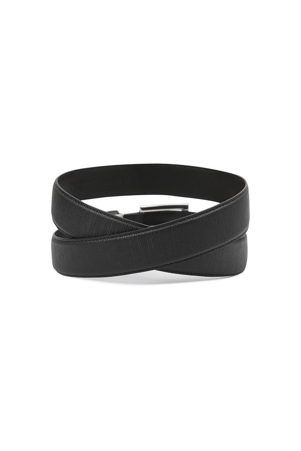 더비엠보 스퀘어 비조벨트 BLACK는 클래식, 미니멀, 시크 스타일을 추구하는 공용 벨트입니다. 가죽과 합성가죽 소재로 제작되어 튼튼하며, 블랙 컬러의 무지 디자인으로 어떤 옷에도 잘 어울립니다. 스퀘어 버클 디자인과 엠보싱 디테일이 특징이며, 프리미엄 도금 처리와 니켈 프리 소재로 고급스러움을 더했습니다. 오피스룩과 비즈니스 캐주얼에 착용하여 세련된 스타일을 연출해보세요. 버클형 여밈 방식으로 사이즈 조절이 용이합니다.
