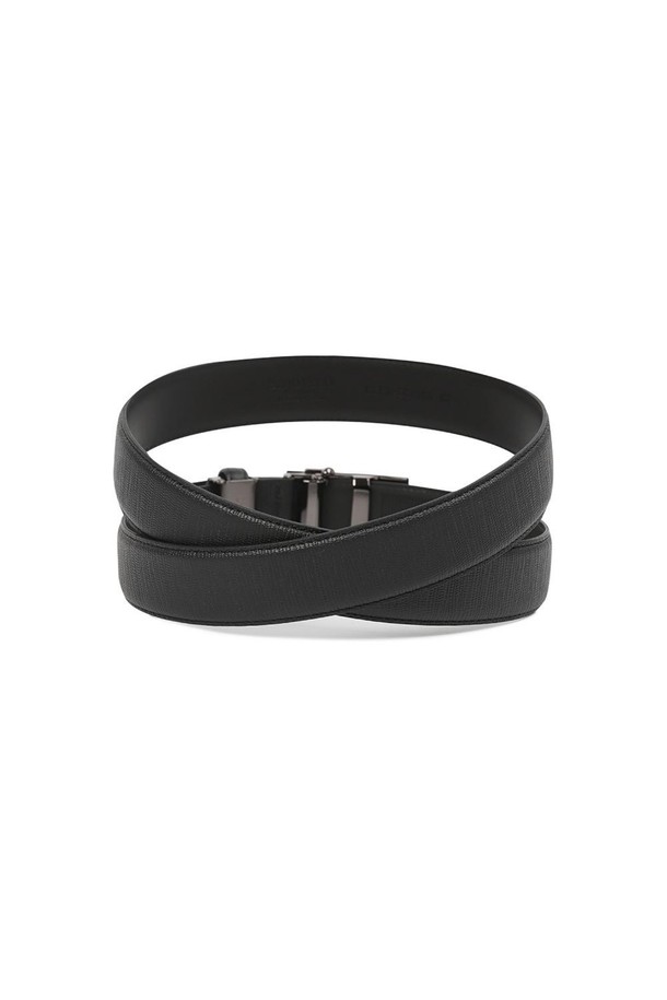 더비엠보 소가죽 흑유광 로고패턴 자동 벨트 BLACK입니다. 남성용 벨트로, 오피스룩, 비즈니스 캐주얼, 출근룩 등 다양한 TPO에 잘 어울립니다. 미니멀, 클래식, 시크 스타일을 연출하기에 적합하며, 흑유광 마감의 소가죽 소재가 고급스러운 느낌을 줍니다. 베노베로 BV 로고 패턴과 스퀘어 쉐입 버클, 사이즈 조절 기능의 자동 버클, 니켈프리 도금 처리로 디자인과 기능성을 모두 갖췄습니다. 부드러운 촉감으로 편안하게 착용할 수 있습니다.
