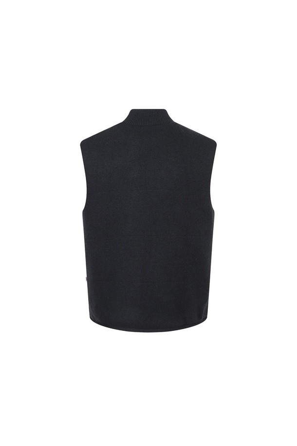 **울 100 패딩 베스트**

겨울철 보온성을 책임지는 울 100% 소재의 패딩 베스트입니다. 무지 디자인과 블랙 컬러로 어떤 옷에도 쉽게 매치하여 클래식, 미니멀, 캐주얼 스타일을 연출할 수 있습니다. 출근룩이나 모임룩에 활용하기 좋으며, 레귤러핏과 두꺼운 두께감으로 따뜻하게 착용할 수 있습니다. 집업 스타일로 편안하게 여밀 수 있으며, 민소매 디자인으로 활동성을 높였습니다. 안감은 패딩으로 제작되어 뛰어난 보온성을 제공합니다.
