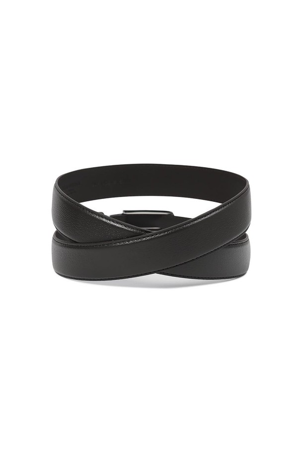 소가죽 스퀘어 비조 벨트 BROWN은 베이직하고 클래식한 스타일의 벨트입니다. 브라운 컬러의 소가죽과 합성가죽 소재로 제작되어 튼튼하며, 일상에서 편안하게 착용할 수 있습니다. 스퀘어 버클 디자인이 특징이며, 캐주얼 룩에 매치하기 좋습니다. 깔끔한 무지 패턴으로 어떤 스타일에도 잘 어울리는 데일리 아이템입니다. 착용감이 편안하여 오랫동안 부담 없이 즐길 수 있습니다.
