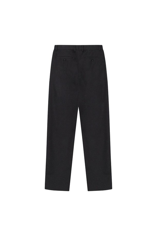 세련되고 차분한 스타일의 프린트 본딩 노턱 팬츠 차콜그레이입니다. 잔잔한 패턴의 프린트 디자인으로, 출근룩이나 비즈니스 캐주얼, 오피스룩에 적합합니다. 허리 부분 사이드 밴딩 처리로 압박감 없는 편안한 착용감을 선사하며, 체형에 관계없이 누구나 부담 없이 즐길 수 있습니다. 폴리에스터, 레이온, 폴리우레탄 혼방 소재로 제작되어 보온성과 스트레치성을 갖춰 활동성을 높였습니다. 베이직 핏으로 다양한 상의와 매치하기 용이합니다.
