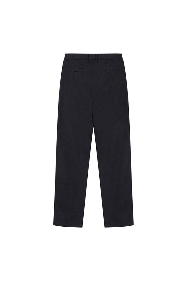 **프린트 본딩 노턱 팬츠 네이비**는 가을과 겨울, 데일리 및 오피스룩에 적합한 바지입니다. 네이비 컬러에 베이직하고 클래식한 스타일을 더했으며, 레귤러핏 디자인으로 편안한 착용감을 선사합니다. 폴리에스테르, 레이온, 폴리우레탄 혼방의 신축성 있는 소재와 부드러운 촉감이 특징입니다. 사이드 밴딩 디테일과 프린트 패턴으로 포인트를 더했으며, 기본 실루엣으로 다양한 상의와 쉽게 매치할 수 있습니다. 오피스룩, 출근룩에 미니멀하고 클래식한 스타일을 연출해보세요.
