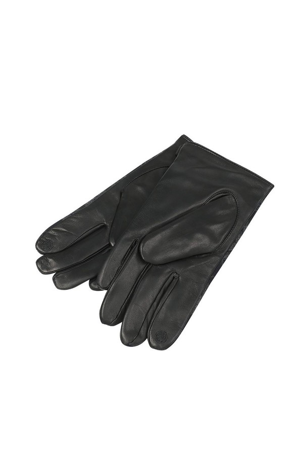 블랙과 그레이 컬러의 양가죽 콤비 소재로 제작된 [25FW] 양가죽 콤비 체크 스마트터치 장갑입니다. 가을과 겨울 시즌에 착용하기 좋으며, 일상생활과 출근룩, 모임룩 등 다양한 TPO에 활용 가능합니다. 클래식, 미니멀, 캐주얼 스타일을 모두 아우르며, 체크 패턴과 버튼 디테일이 돋보이는 디자인입니다. 스마트폰 터치가 가능한 기능성 장갑으로, 두꺼운 두께감으로 따뜻하게 손을 보호해 줍니다.
