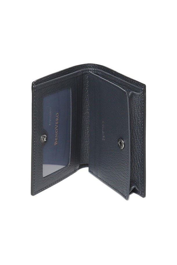 고트 엠보 명함 중지갑 BLACK은 소가죽 소재의 엠보 패턴이 돋보이는 중지갑입니다. 스냅 버튼으로 여닫을 수 있으며, "배타바리 통판겹침기법"으로 제작되어 견고함을 더했습니다. 내부에는 카드 슬롯 3개, 필름칸, 명함칸, 그리고 지폐 수납칸이 마련되어 있어 실용적입니다. 비즈니스 캐주얼, 오피스룩, 모임룩 등 다양한 TPO에 어울리는 클래식, 미니멀, 시크 스타일을 연출할 수 있습니다. 케이스와 더스트백이 함께 제공되어 선물용으로도 좋습니다.
