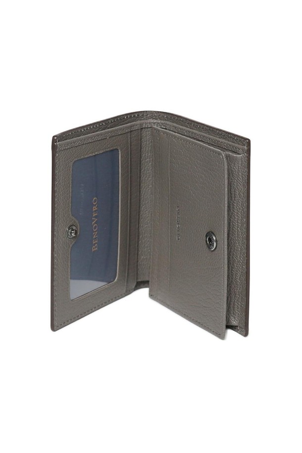 세련된 분위기를 연출하는 '고트 엠보' 명함 중지갑 BROWN입니다. 부드러운 촉감과 은은한 광택이 돋보이는 고트 가죽 소재로 제작되었으며, 엠보 패턴이 고급스러움을 더합니다. 내부에는 지폐 수납칸, 카드 슬롯 3개, 필름칸, 명함칸이 마련되어 실용적인 수납을 지원합니다. 견고한 배타바리 공법과 스냅 버튼 잠금 방식으로 제작되어 튼튼하며, 클래식, 미니멀, 시크 스타일의 오피스룩, 비즈니스 캐주얼, 모임룩에 잘 어울립니다. 케이스와 더스트백을 함께 구성하여 소중하게 보관할 수 있습니다.
