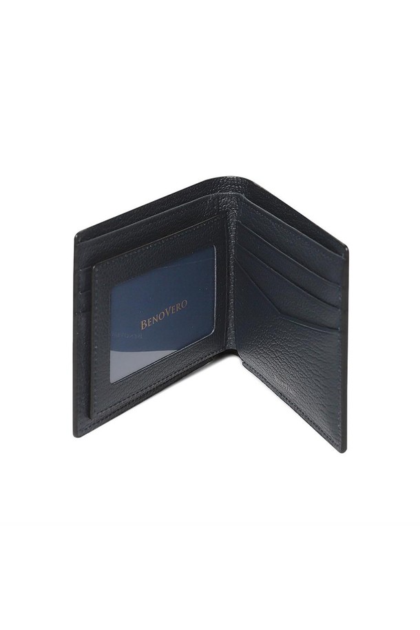 견고한 내구성과 고급스러운 감각을 자랑하는 고트 엠보 반지갑 BLACK입니다. 부드러운 터치감과 은은한 광택이 돋보이는 고트 가죽 소재로 제작되었으며, 엠보 패턴이 세련된 디자인을 더합니다. 내부에는 10개의 넉넉한 카드 슬롯, 필름칸, 그리고 지폐 수납칸이 마련되어 실용성을 높였습니다. 배타바리 공법으로 제작되어 견고하며, 클래식하고 미니멀한 스타일을 추구하는 분들께 추천합니다. 출근룩과 비즈니스 캐주얼에 잘 어울리며, 케이스와 더스트백을 함께 제공하여 선물용으로도 좋습니다.
