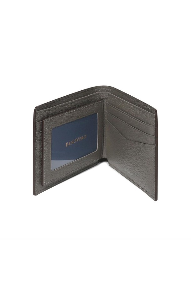 고트 엠보 반지갑 BROWN은 고급스러운 스타일을 연출하는 남녀 공용 반지갑입니다. 부드러운 촉감과 은은한 광택이 돋보이는 고트 가죽(염소가죽)과 내구성이 뛰어난 천연 가죽을 사용하여 제작되었습니다. 엠보 패턴이 적용되어 세련된 디자인을 자랑하며, 슬림한 두께로 휴대성이 뛰어납니다. 내부에는 10개의 넉넉한 카드 슬롯, 지폐 수납칸, 필름칸이 포함되어 실용성을 높였으며, 케이스와 더스트백이 함께 제공됩니다. 클래식, 미니멀, 시크 스타일을 즐겨 입는 분들께 오피스룩, 비즈니스 캐주얼, 모임룩 등 TPO에 상관없이 폭넓게 활용하기 좋습니다.
