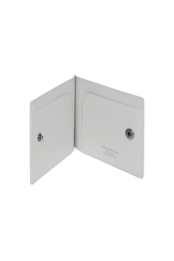 MESH(메쉬) 카드지갑 GREY는 유럽 전통 천연 가죽을 사용하여 30년 경력의 가죽 공방에서 제작되었습니다. 퀄팅 패턴과 스냅 버튼 디자인이 돋보이며, 카드 슬롯 4개와 지폐 수납칸 1개로 실용성을 더했습니다. 데이트룩, 모임룩, 소개팅룩에 어울리는 클래식, 미니멀, 시크 스타일의 카드지갑입니다. 배타바리 공법으로 제작되어 내구성이 뛰어나며, 케이스와 더스트백을 함께 제공하여 소장 가치를 높였습니다. 세련된 그레이 컬러와 사각 형태의 디자인이 특징인 카드지갑으로, 소지품을 안전하고 스타일리시하게 휴대할 수 있습니다.
