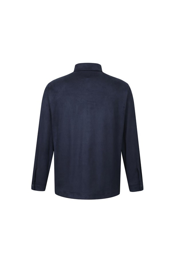 네이비 컬러의 폴리혼방 스웨이드 셔켓입니다. 부드러운 촉감의 폴리에스터, 스판 혼방 소재로 제작되었으며, 봄, 가을 간절기에 활용하기 좋습니다. 세미 오버핏으로 편안한 착용감을 선사하며, 레귤러 카라와 사이드 포켓 디테일이 돋보입니다. 버튼 여밈 방식이며, 셔츠형 디자인으로 캐주얼, 미니멀, 클래식 스타일을 모두 아우릅니다. 비즈니스 캐주얼 및 출근룩으로도 활용 가능한 활용도 높은 아이템입니다.
