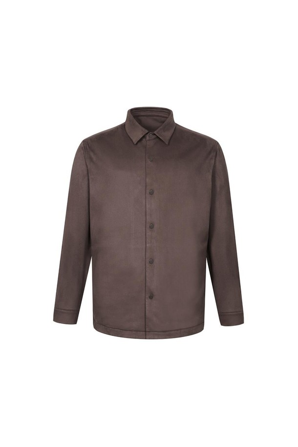 부드러운 스웨이드 소재와 폴리에스터, 스판 혼방으로 제작된 캐주얼 셔켓입니다. 간절기에 적합하며, 얇은 두께감으로 편안한 착용감을 선사합니다. 세미오버핏에 7CM 레귤러 카라, 버튼 여밈으로 클래식하고 미니멀한 스타일을 연출합니다. 무지 패턴의 브라운 컬러로 어떤 옷에도 쉽게 매치할 수 있으며, 티셔츠나 얇은 스웨터와 레이어드하여 다양한 스타일을 연출할 수 있습니다. 슬랙스나 데님 팬츠와 함께 캐주얼한 룩을 완성해보세요.
