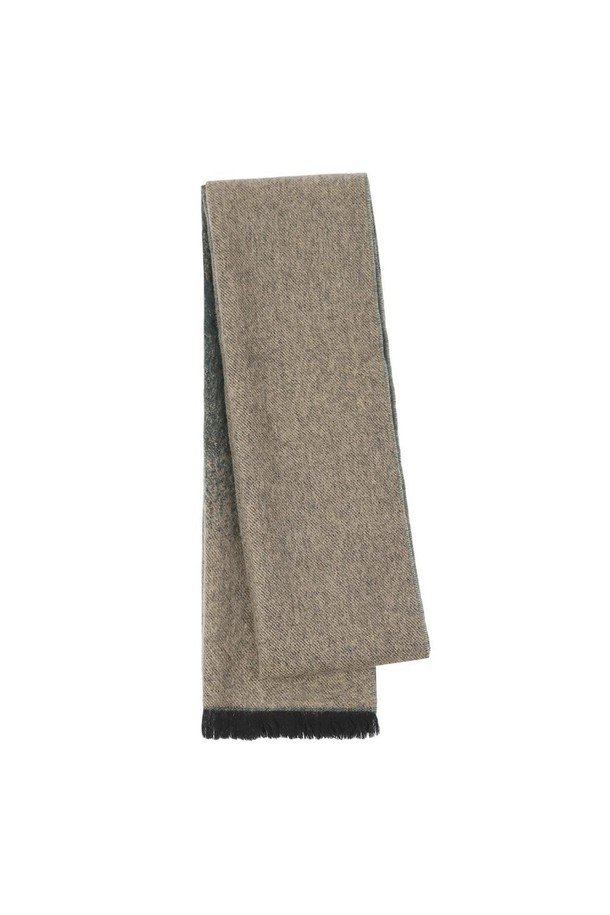 캐시미어 100% 우븐 그라데이션 머플러 브라운은 가을과 겨울, 일상과 출근룩, 모임룩에 모두 잘 어울리는 머플러입니다. 부드러운 촉감과 보온성을 제공하며, 클래식, 미니멀, 캐주얼 스타일 모두에 매치하기 좋습니다. 브라운 컬러와 그라데이션 패턴이 은은하고 세련된 분위기를 연출합니다. 얇은 두께로 제작되어 자연스러운 드레이핑을 선사하며, 우븐 방식으로 제작되어 고급스러운 퀄리티를 자랑합니다. 캐시미어 100% 소재로 제작되어 뛰어난 보온성과 부드러움을 경험할 수 있습니다.
