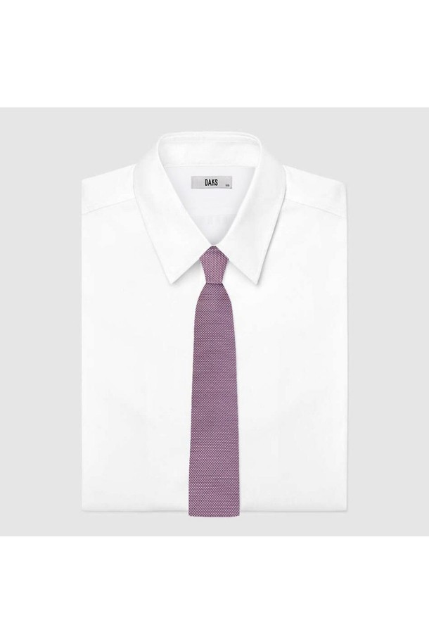 실크 100% 솔리드 넥타이 핑크는 우아한 스타일을 연출하는 남성용 넥타이입니다. 부드러운 촉감의 실크 소재로 제작되었으며, 은은한 광택이 고급스러운 분위기를 자아냅니다. 깔끔한 디자인에 마이크로 자카드 패턴을 더해 세련됨을 더했으며, 악세서리 장식은 탈부착이 가능합니다. 오피스룩, 회의룩, 비즈니스 캐주얼 등 다양한 TPO에 활용 가능하며, 클래식하고 미니멀한 스타일을 선호하는 남성에게 적합합니다.
