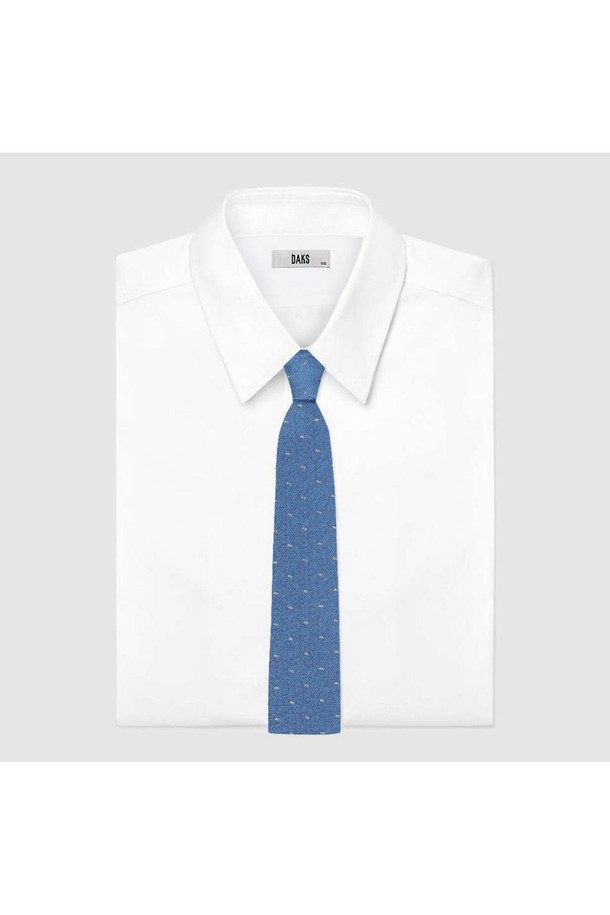실크 혼방 소재로 제작되어 부드러운 촉감을 선사하는 실크혼방 큐빅 올오버 넥타이 블루입니다. 은은한 광택이 고급스러움을 더하며, 큐빅 장식이 클래식하면서도 엘레강스한 분위기를 연출합니다. 도트 무늬와 큐빅 디테일이 돋보여, 오피스룩이나 회의룩, 상견례룩 등 격식 있는 자리에 잘 어울립니다. 미니멀한 스타일을 선호하는 남성분들께 추천하며, 깔끔한 비즈니스룩을 완성해 보세요.
