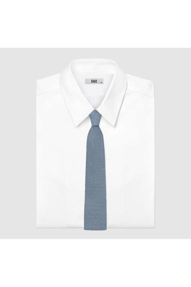 실크혼방 올오버 넥타이 민트는 남성 비즈니스 및 포멀 스타일을 위한 넥타이입니다. 부드러운 촉감의 실크 소재로 제작되어 우아하고 고급스러운 분위기를 연출합니다. 클래식하고 미니멀한 디자인에 정교한 올오버 패턴이 더해져 세련된 느낌을 줍니다. 오피스룩, 회의룩, 비즈니스 캐주얼 등 다양한 TPO에 활용 가능하며, 깔끔한 비즈니스룩을 완성해 줍니다. 고급스러운 광택이 돋보이는 이 넥타이는 사계절 내내 멋스럽게 착용할 수 있습니다.
