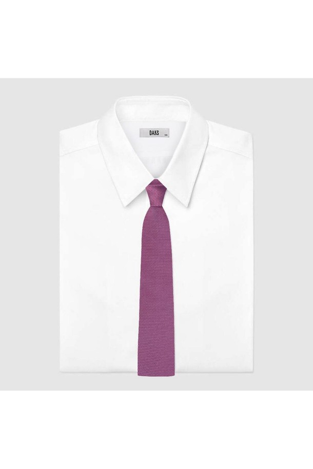 실크 100 솔리드 넥타이 핑크는 비즈니스 및 포멀한 자리에 완벽하게 어울리는 남성용 넥타이입니다. 부드러운 촉감과 은은하고 고급스러운 광택이 특징이며, 클래식 스타일에 솔리드 핑크 컬러로 세련된 분위기를 더합니다. 실크 소재 특유의 고급스러움이 돋보이며, DD 악세서리 장식이 디자인에 포인트를 더합니다. 오피스룩, 비즈니스 캐주얼, 회의룩 등 다양한 TPO에 활용 가능하며, 실고리로 연결된 장식은 제거하여 개인의 취향에 맞게 연출할 수 있습니다.
