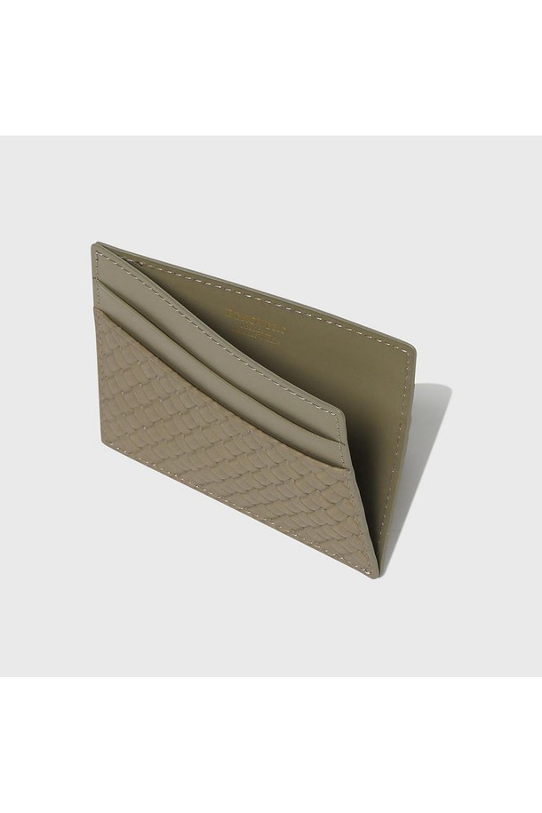 모미 가공 처리된 천연 소가죽으로 제작된 베이지색 매쉬 카드지갑입니다. 4개의 카드 슬롯과 옆트임 수납칸, 배타바리 공법으로 제작되어 뛰어난 수납력과 내구성을 자랑합니다. 컴팩트한 미니 사이즈에 사각 디자인, 체크 패턴이 돋보이며, 케이스와 더스트백을 포함하여 소중하게 보관할 수 있습니다.
