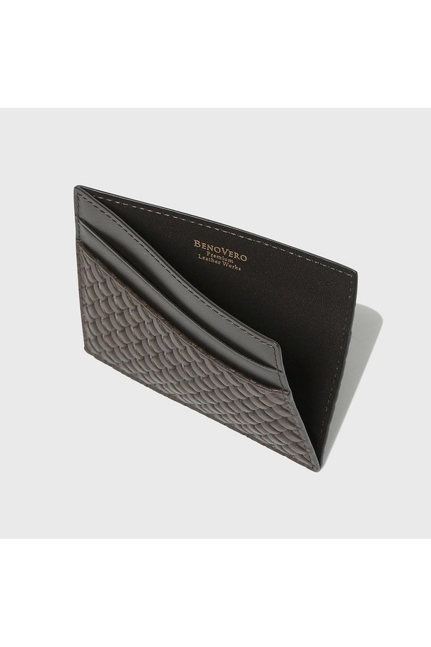 부드러운 소가죽에 섬세한 퀄팅 디자인이 돋보이는 MESH 카드지갑 브라운입니다. 미니멀하고 클래식한 스타일로, 4개의 카드 슬롯과 옆트임 수납칸이 있어 수납력을 높였습니다. 모미가공된 천연 가죽으로 제작되어 내구성이 뛰어나며, 배타바리 공법으로 마감하여 튼튼하게 제작되었으며, 케이스와 더스트백이 함께 제공됩니다.
