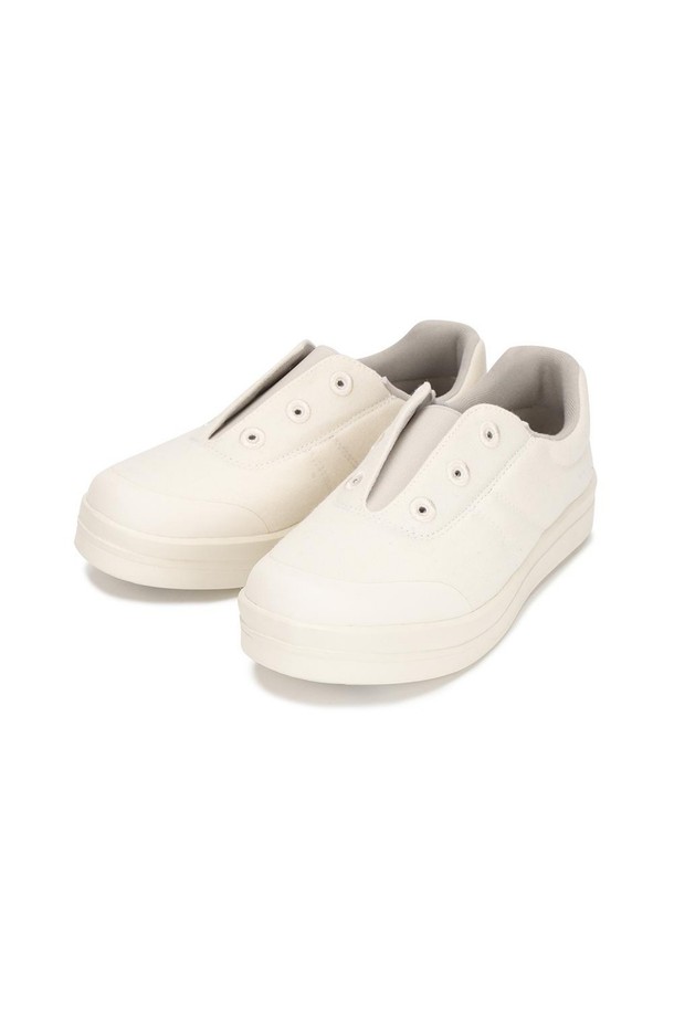 카멜 브리즈 슬립온 스니커즈 Ivory 3cm는 여성용 슬립온 스니커즈입니다. 부드러운 메리노울과 가벼운 EVA 소재로 제작되어 편안한 착용감을 선사하며, 일상 및 캐주얼 스타일에 적합합니다. 굽 높이 3cm의 플랫 디자인으로, 봄, 여름, 가을 계절에 맞춰 동네 마실룩, 산책룩, 여행룩 등 다양한 TPO에 활용할 수 있습니다. 초경량 디자인(172g)과 SIS 공법으로 제작되어 편안함을 더했으며, 라운드 앞코와 무지 패턴으로 미니멀하고 클래식한 스타일을 연출합니다. 맨발 착용이 가능하며, 오간자 끈을 추가 제공하여 다양한 스타일을 연출할 수 있습니다.
