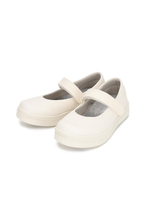 카멜 브리즈 메리제인 스니커즈 아이보리 3cm는 부드러운 메리노 울과 가벼운 EVA 소재로 제작되어 편안한 착용감을 선사합니다. 라운드 앞코 디자인과 메리제인 스트랩, 3cm 플랫 굽으로 여성스러운 실루엣을 연출하며, 데이트룩, 카페룩 등 다양한 스타일에 매치하기 좋습니다. 미니멀, 클래식, 캐주얼 스타일을 즐기는 여성분들께 추천하며, 초경량 디자인과 올데이 착용 가능한 데일리 슈즈로 활용할 수 있습니다. 아이보리 컬러의 무지 디자인은 어떤 옷에도 잘 어울려 활용도가 높습니다. 발볼은 8.5cm입니다.
