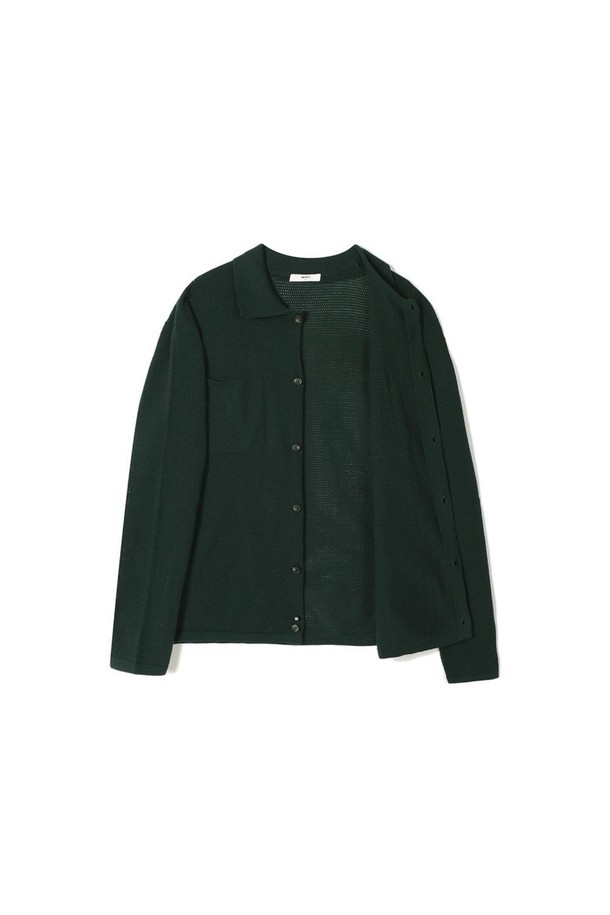 세련된 비즈니스 캐주얼 스타일을 위한 남성용 스카시 조직 풀오픈 니트입니다. 부드러운 면 소재로 제작되어 통기성이 뛰어나 여름철에도 쾌적하게 착용 가능합니다. 슬림핏 디자인과 카라넥, 긴 소매 기장으로 모던하면서도 클래식한 느낌을 연출합니다. 강연 타입 원사 사용과 헤라시 기법 편직으로 고급스러운 퀄리티를 자랑하며, 양쪽 가슴 포켓 디테일로 실용성을 더했습니다. 그린 컬러의 풀오픈 디자인은 다양한 스타일을 연출하기 용이합니다.
