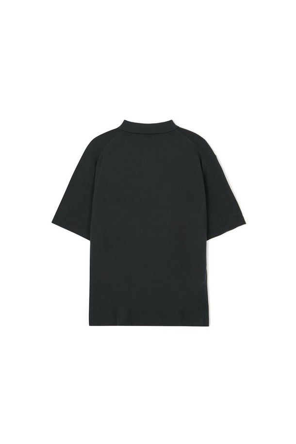 조직감 티에리 니트 차콜그레이는 여름철 비즈니스 캐주얼, 출근룩, 오피스룩에 적합한 남녀 공용 니트 티셔츠입니다. 모던하고 미니멀한 스타일을 추구하며, 레귤러핏과 라운드넥 디자인으로 편안한 착용감을 제공합니다. 하이트위스트 원사와 강연사를 사용하여 형태 유지와 보풀 방지 기능을 갖췄으며, 피부 마찰을 최소화하여 쾌적하게 착용할 수 있습니다. 얇은 두께와 흡습, 통기성이 뛰어난 면 소재로 제작되어 여름철에도 시원하게 입을 수 있습니다. 피케와 골지 패턴의 섬세한 조직감은 세련된 스타일을 연출합니다.
