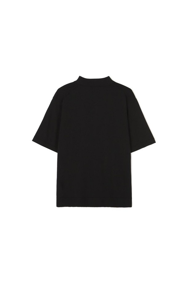 조직감 티에리 니트 블랙은 부드러운 촉감과 뛰어난 내구성을 자랑하는 남성용 니트 티셔츠입니다. 비즈니스 캐주얼 스타일에 적합하며, 레귤러핏으로 편안한 착용감을 제공합니다. 면 100% 소재에 하이트위스트 원사 및 강연사를 사용하여 형태 유지와 보풀 방지 기능을 더했습니다. 피케 패턴과 라운드넥 디자인, 반소매 기장으로 세련된 느낌을 주며, 헤라시 코줄임 편직기법을 적용하여 완성도를 높였습니다. 블랙, 네이비, 와인, 차콜 그레이 그린 등 다양한 컬러 옵션으로 만나보세요.
