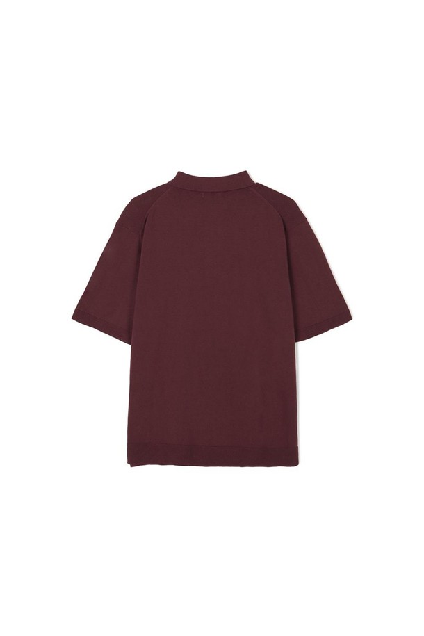 **조직감 티에리 니트 와인**

**비즈니스 캐주얼** 스타일을 위한 남성용 티셔츠입니다. 부드러운 면 소재에 얇은 두께감으로 여름철에도 시원하게 착용할 수 있습니다. 피케 조직감과 베이직한 디자인으로 **클래식, 미니멀, 캐주얼** 스타일을 연출하기 좋습니다. 하이트위스트 원사, 강연 타입 원사 사용으로 보풀이 적고 형태 유지가 뛰어나며, 피부 마찰을 최소화하여 편안한 착용감을 제공합니다. 라운드넥, 루즈핏, 반소매 기장이며, 헤라시 (코줄임) 편직 기법으로 제작되었습니다.
