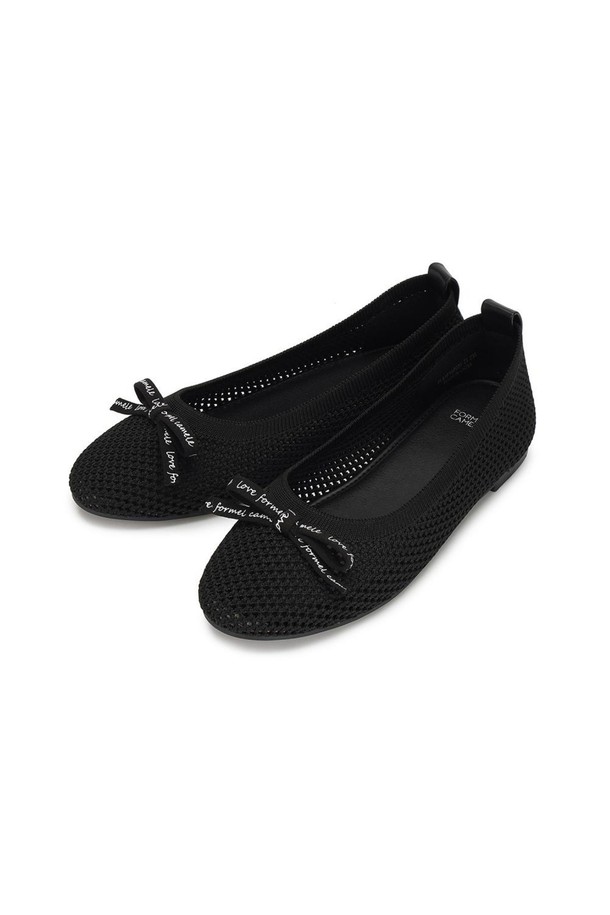 에밀리 니트 플랫 Black 1cm는 니트 소재와 합성고무를 사용하여 편안함과 스타일을 동시에 잡은 여성 플랫슈즈입니다. 1cm 플랫 굽과 라운드 앞코 디자인으로 발이 편안하며, 로우컷 탑라인과 슬립온 스타일로 간편하게 착용 가능합니다. 봄, 여름, 가을 계절에 어울리며, 가벼운 경량 소재와 쿠션 인솔로 활동성을 높였습니다. 일상, 쇼핑, 카페 등 다양한 TPO에 맞춰 캐주얼, 미니멀, 클래식 스타일을 연출할 수 있으며, 미끄럼 방지 기능과 리본 디테일로 포인트를 더했습니다. 블랙 컬러에 로고 패턴이 더해져 세련된 느낌을 줍니다.
