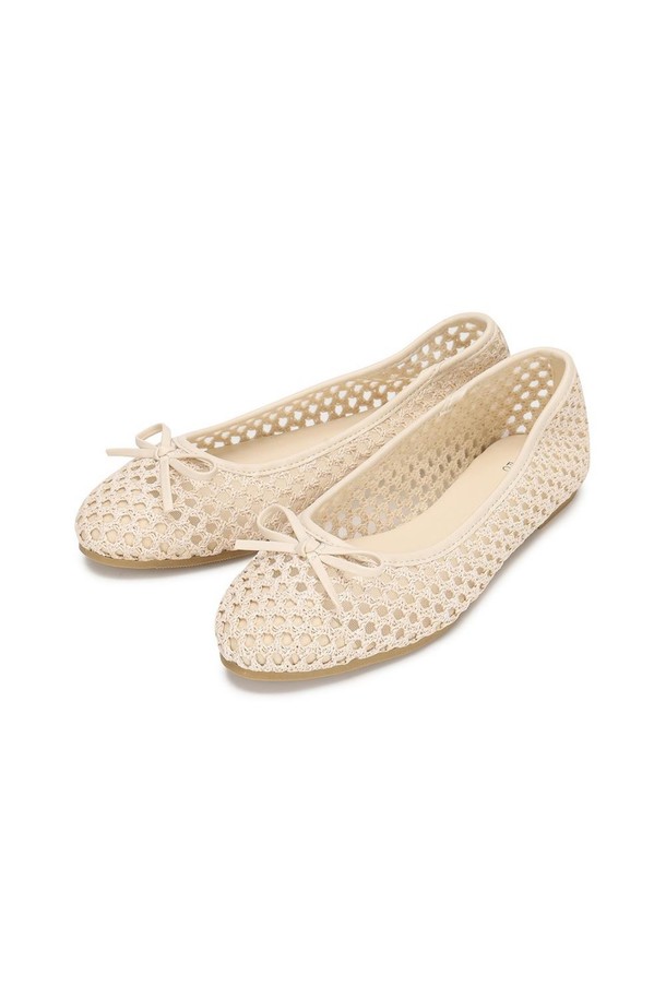 아멜리아 라탄 플랫 아이보리 1cm는 여성용 플랫슈즈입니다. 라운드 앞코와 슬립온 디자인으로 편안하게 착용할 수 있으며, 데일리룩과 휴양지룩에 모두 잘 어울립니다. 아이보리 컬러에 라탄 패턴이 더해져 리조트, 캐주얼, 미니멀 스타일을 연출하기 좋습니다. 1cm 플랫 굽에 메모리폼 안감, 통기성, 경량, 몰드창, 미끄럼 방지 기능까지 갖춰 편안함과 스타일을 동시에 잡았습니다. 발볼 13cm로 제작되었습니다.
