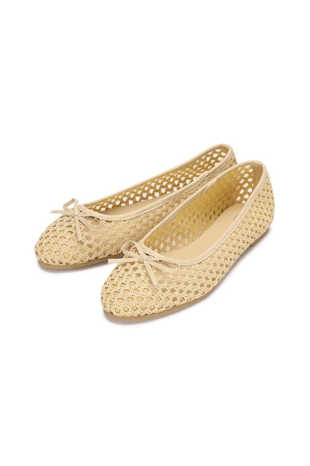 아멜리아 라탄 플랫 베이지 1cm는 라탄 소재와 인조가죽으로 제작된 여성 플랫슈즈입니다. 1cm 플랫 굽과 라운드 앞코 디자인으로 편안한 착용감을 선사하며, 안감은 메모리폼으로 제작되어 부드러운 착화감을 제공합니다. 베이지 컬러와 라탄 패턴이 어우러져 휴양지룩, 여행룩, 산책룩 등 다양한 TPO에 활용 가능하며, 리조트, 캐주얼, 미니멀 스타일을 연출하기 좋습니다. 통기성이 뛰어나고, 경량이며 유연한 구조로 제작되어 편안하고, 미끄럼 방지 기능이 있어 안전하게 착용할 수 있습니다. 슬립온 스타일로 간편하게 신고 벗을 수 있으며, 리본 디테일이 여성스러운 포인트를 더합니다.
