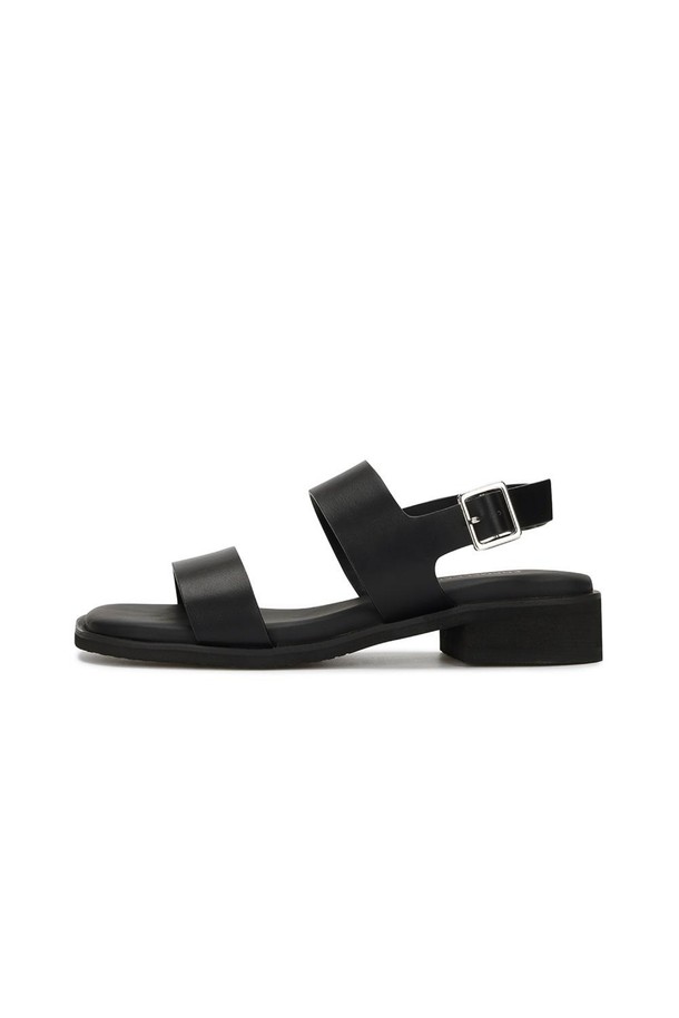 **카리브 베이직 샌들 02 Black 3.5cm**

캐주얼한 스타일을 연출하는 여성 샌들입니다. 일상 및 캐주얼 용도로 활용하기 좋으며, 봄, 여름 시즌에 적합합니다. 블랙, 아이보리, 카멜 3가지 색상으로 만나볼 수 있습니다. 3.5cm 로우힐 굽에 투밴드 탑라인 디자인으로 편안하게 착용 가능합니다. 발볼이 넓은 와이드 디자인으로 제작되었으며, 인조가죽과 합성고무 소재를 사용하여 내구성을 높였습니다. 캐주얼한 와이드 중창과 라텍스 4mm 중창으로 쿠션감을 더하고, 전창 가공으로 내수성을 높였습니다. 버클 여밈 방식으로 간편하게 신고 벗을 수 있습니다. 동네 마실룩, 여행룩, 캐주얼, 미니멀, 클래식 스타일 연출에 활용해보세요.
