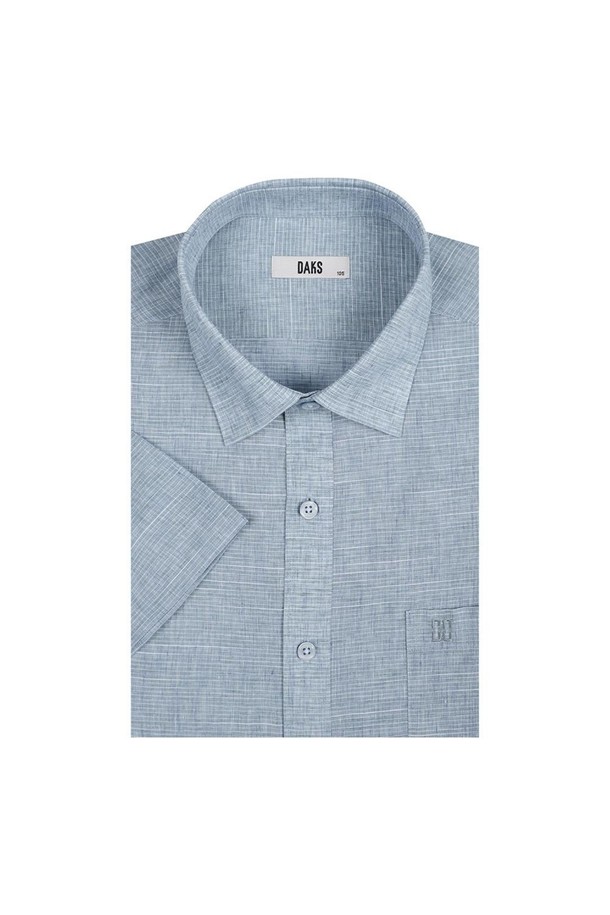 **린넨혼방 솔리드패턴 반팔셔츠**

부드러운 촉감과 뛰어난 통기성을 자랑하는 린넨 혼방 소재의 반팔 셔츠입니다. 세미 와이드 카라와 레귤러핏으로 제작되어 편안하면서도 세련된 실루엣을 연출합니다. 얇은 두께감으로 여름철에도 시원하게 착용 가능하며, 흡수성이 뛰어나 쾌적함을 유지해 줍니다. 가슴 주머니 디테일과 닥스 시그니처 자수, 그리고 카라 키퍼 내장으로 고급스러움을 더했습니다. 구김이 적어 이지케어 가능한 실용적인 제품으로, 비즈니스 캐주얼 및 출근룩, 캐주얼, 클래식, 미니멀 스타일을 즐기는 분들께 추천합니다.
