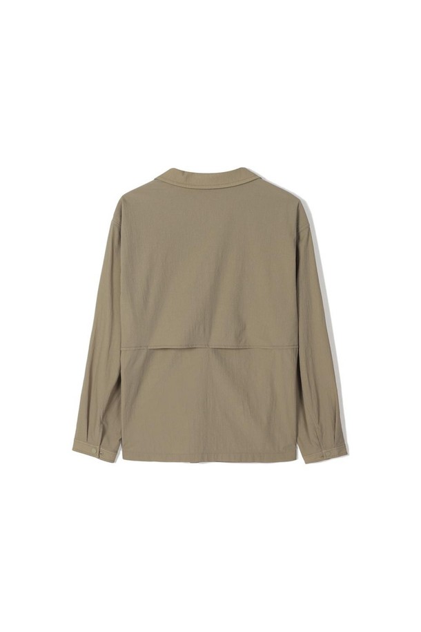 베이지 컬러의 트러커 셔츠형 재킷입니다. 캐주얼과 비즈니스 스타일 모두 소화 가능하며, 여름철에 시원하게 착용할 수 있습니다. 나일론, 면, 폴리우레탄 혼방 소재로 제작되어 부드러운 촉감을 선사합니다. 크리즈 패턴과 요크라인 메쉬 디테일이 돋보이며, 소매를 접어 다양한 연출이 가능합니다. 비즈니스 캐주얼, 출근룩, 데이트룩 등 다양한 TPO에 맞춰 셋업 스타일링도 활용할 수 있습니다.
