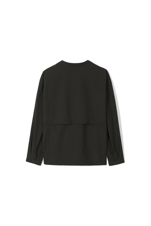 세련된 스타일의 트러커 셔츠형 재킷, 카키 컬러입니다. 봄, 여름 시즌에 적합하며, 일상과 비즈니스 캐주얼 모두 소화 가능한 활용도 높은 아우터입니다. 레귤러핏으로 제작되어 편안한 착용감을 선사하며, 등 요크라인 메쉬 처리로 통기성을 높였습니다. 얇고 부드러운 나일론, 면, 폴리우레탄 혼방 소재로 제작되어 자연스러운 크리즈 가공과 소매 접어 연출이 가능합니다. 셋업 스타일 연출을 통해 미니멀, 캐주얼, 시티보이 등 다양한 스타일을 완성해보세요.
