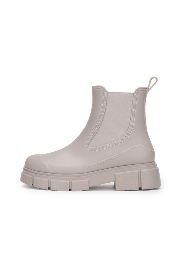 유비아 레인부츠 01 베이지 5cm는 여성용 레인부츠입니다. 베이지, 블랙, 아이보리 3가지 색상으로 출시되었으며, 일상 및 우천 시 모두 착용 가능합니다. 첼시 부츠를 모티브로 한 디자인으로 슬림한 앵클라인과 5cm 미들힐 굽이 특징이며, 세련된 토 쉐입으로 스타일리시함을 더했습니다. 합성고무와 PVC 소재로 제작되어 튼튼하며, 발볼은 11cm입니다. 앵클 탑라인과 고무 밴드 디자인으로 신고 벗기 편리하며, 미니멀, 클래식, 캐주얼 스타일의 여행룩에 잘 어울립니다.
