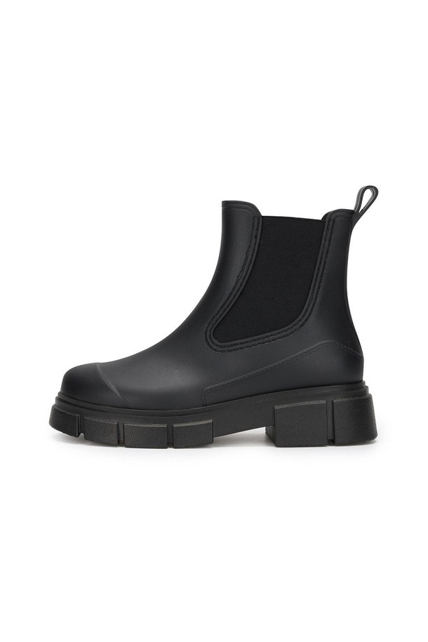 유비아 레인부츠 01 Black 5cm는 여성용 레인부츠입니다. 라운드 앞코와 슬립온 디자인으로 편안하게 착용할 수 있으며, 앵클 기장으로 다리가 더욱 돋보입니다. 블랙 컬러의 무지 디자인으로 어떤 스타일에도 잘 어울리며, 봄, 여름, 가을 계절에 활용도가 높습니다. 5cm 미들힐로 안정적인 착화감을 제공하며, 고무 소재로 제작되어 방수 및 생활 방수 기능을 갖췄습니다. 미니멀하고 캐주얼한 스타일을 즐기는 분들께 추천합니다.
