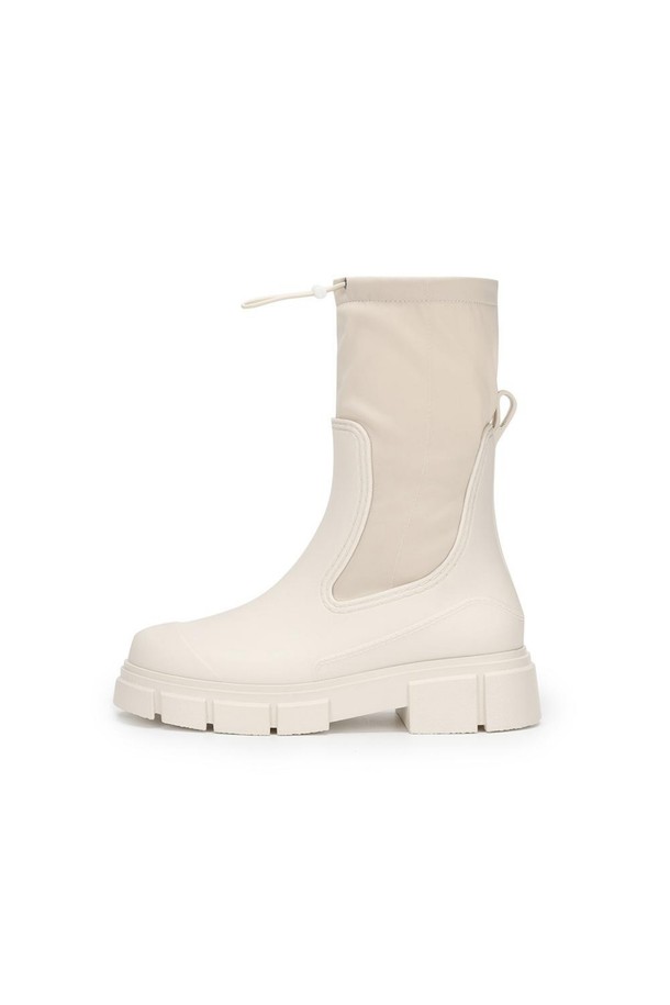 유비아 레인부츠 02 아이보리 5cm는 여성용 레인부츠입니다. 우천 시뿐만 아니라 일상에서도 착용하기 좋은 디자인으로, 5cm 통굽이 안정적인 착화감을 제공합니다. 슬림한 발목 라인과 물튀김 방지에 최적화된 길이를 갖췄으며, 슬립온 스타일로 신고 벗기 편합니다. 고무와 PVC 소재를 사용하여 방수 기능이 뛰어나며, 길이를 조절할 수 있는 스토퍼가 있어 편리합니다. 미니멀하고 캐주얼한 스타일을 연출하기에 적합합니다.
