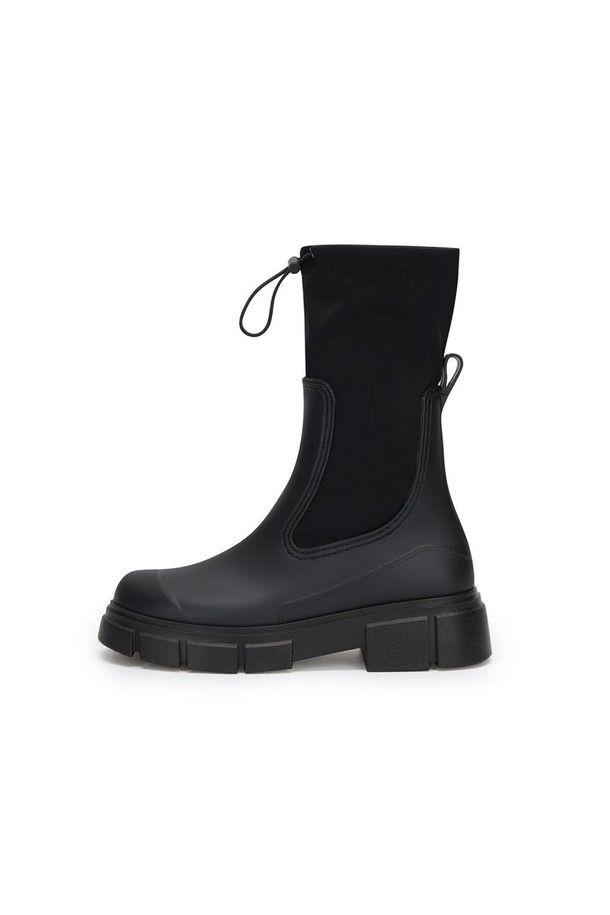 유비아 레인부츠 02 Black 5cm는 여성용 레인부츠입니다. 슬림한 앞코와 5cm 통굽으로 다리 라인을 더욱 돋보이게 하며, 첼시부츠 디자인을 모티브로 하여 스타일리시함을 더했습니다. 방수 기능과 길이 조절이 가능한 특징으로 실용성을 높였으며, 무지 패턴의 Black과 Ivory 색상으로 미니멀, 캐주얼, 클래식 스타일 모두 소화 가능합니다. 여행룩, 산책룩에 적합하며, 발볼 11.5cm로 편안한 착용감을 제공합니다. PVC와 고무 소재로 제작되었습니다.
