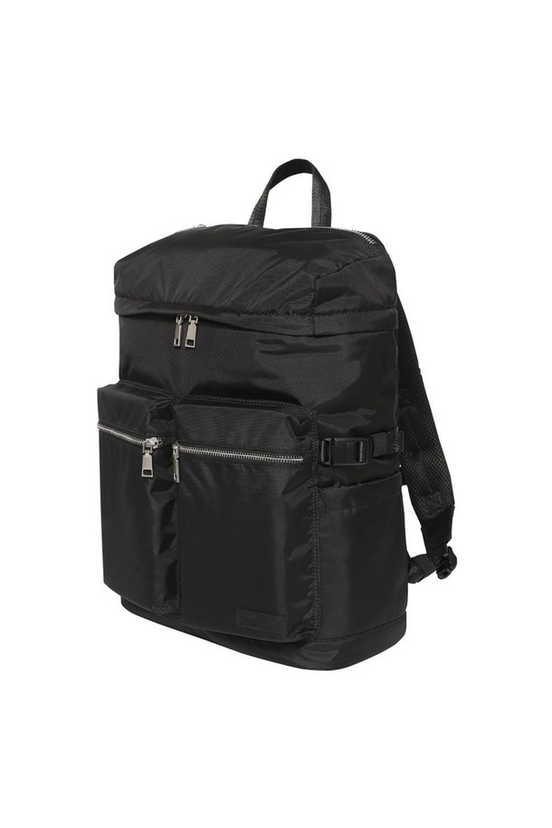 메트로 트립팩 블랙은 미디엄 사이즈의 남성용 백팩입니다. 나일론과 폴리에스테르 소재로 제작되었으며, 무지 디자인에 지퍼와 메쉬 디테일이 돋보입니다. 15인치 노트북 수납이 가능하며, 수납공간 분리, 통기성, 사이즈 조절 기능을 갖춰 일상과 여행에 적합합니다. 분리형 가슴 스트랩, 메쉬 등판, 외부 수납 포켓, D링 액세서리 부착 가능, 캐리어 핸들 고정 밴드 등 다양한 특징을 가지고 있어, 미니멀, 캐주얼, 시티보이 스타일의 여행룩과 출근룩에 활용하기 좋습니다.
