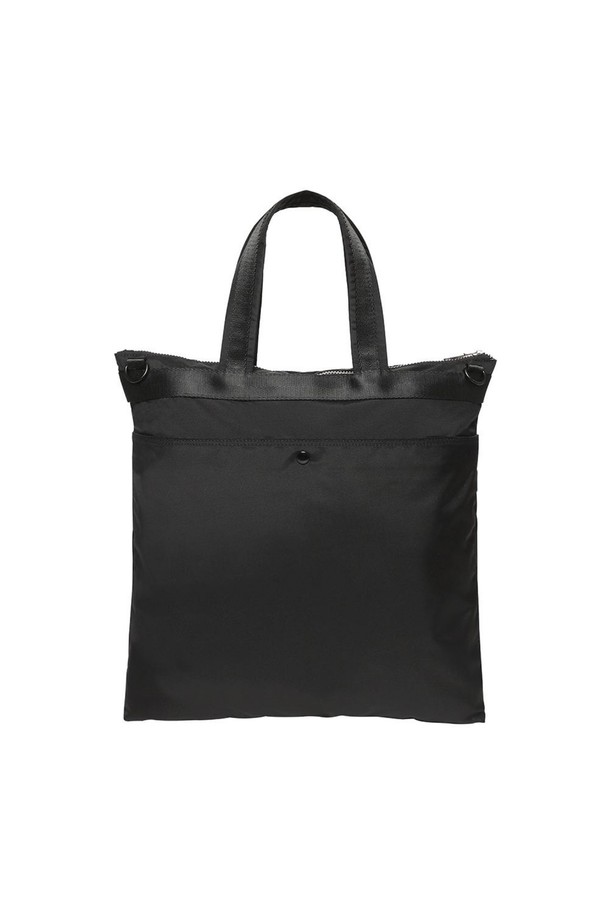 어반 헬멧 백 블랙은 미니멀하고 캐주얼한 스타일을 추구하는 남성을 위한 데일리 백입니다. 출근룩과 여행룩에 모두 잘 어울리며, 넉넉한 수납력을 자랑합니다. 블랙 컬러의 무지 디자인으로 어떤 옷에도 매치하기 용이하며, 나일론과 폴리에스테르 소재로 제작되어 가볍고 내구성이 뛰어납니다. 내부 수납공간 분리, 외부 스냅 버튼 포켓, 후면 마그네틱 버튼 포켓 등 실용적인 기능성을 갖췄으며, 토트백과 크로스백으로 변형하여 사용할 수 있습니다. 버클과 마그네틱 버튼 디테일이 돋보이는 사각형 헬멧 백입니다.
