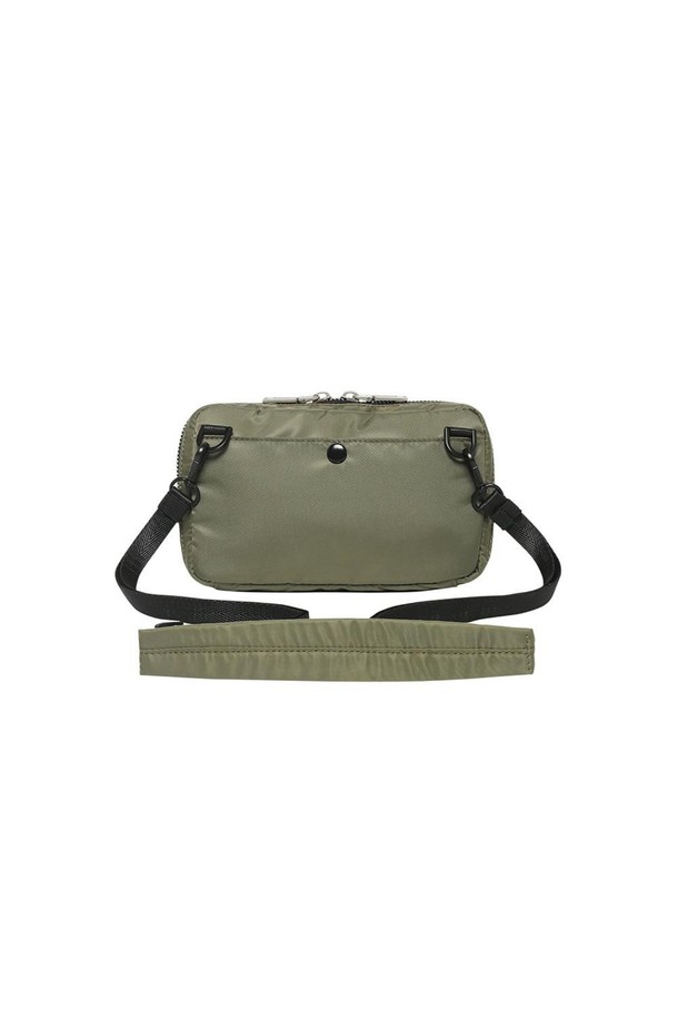 URBAN(어반) 트래블 파우치 그린은 남녀 모두 사용할 수 있는 미디엄 사이즈의 여행용 파우치입니다. 나일론과 폴리에스테르 혼방 소재로 제작되어 튼튼하며, 블랙과 그린 두 가지 색상으로 출시되었습니다. RFID 차단 기능과 자석 잠금 방식을 갖춰 소지품을 안전하게 보호하며, 내부 수납공간 분리, 카드 수납공간, 분리형 지퍼 파우치, 이중 구조 외부 수납 등 다양한 기능으로 실용성을 높였습니다. 여행룩, 미니멀, 클래식, 캐주얼 스타일을 즐기는 분들께 추천합니다.
